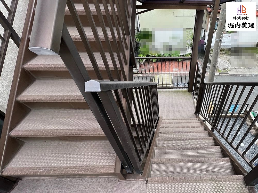 船橋市の堀内美建が階段塗装と長尺シート張替を行うアパート
