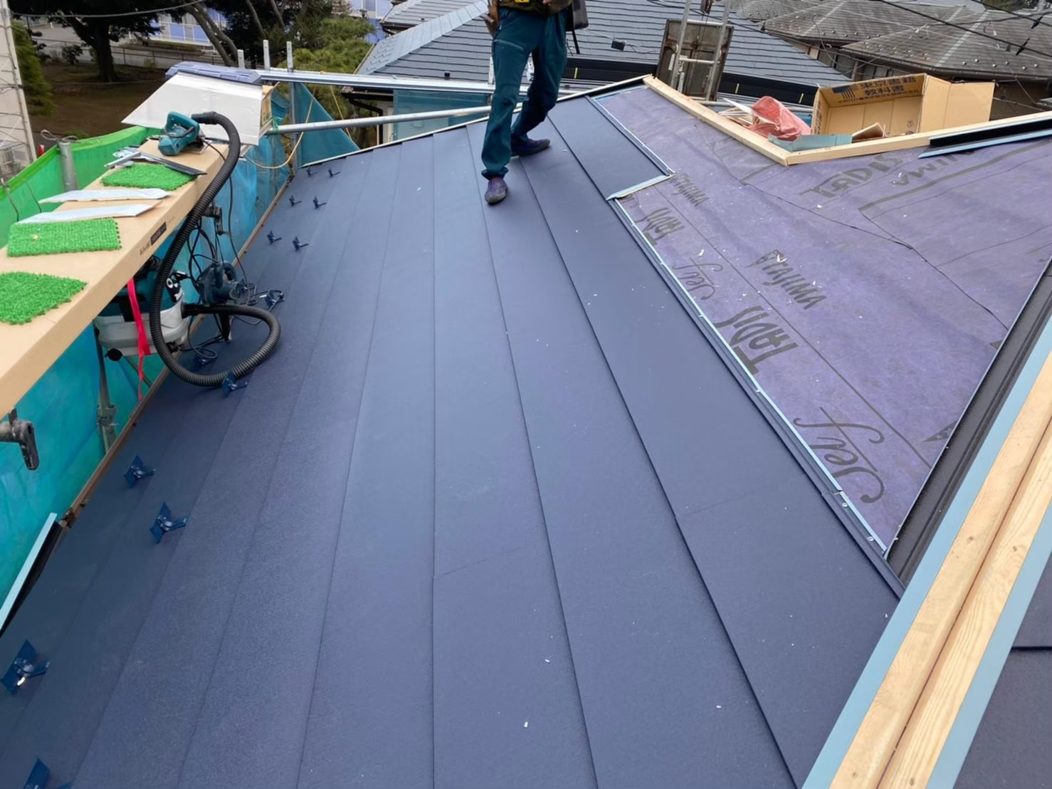 屋根カバー材施工