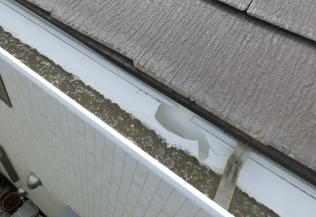 雪の影響により雨樋が破損