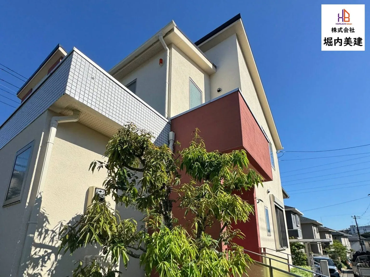 【船橋市坪井東】ホワイト×くすみ系レッドで個性と品格を兼ね備えた外壁塗装