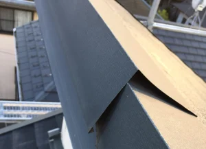 台風の影響により屋根の棟板金が浮き発生