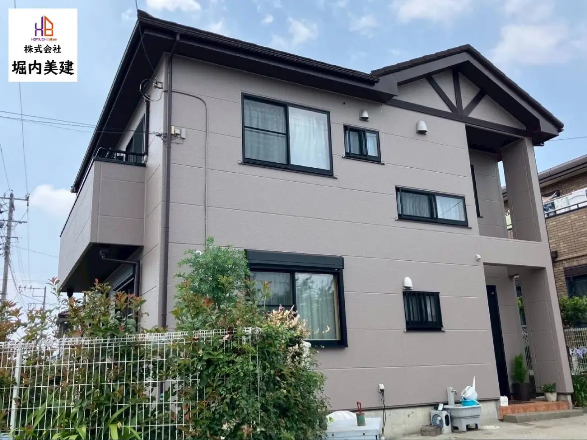 【野田市山崎】洗練された印象を与える「グレージュ」外壁