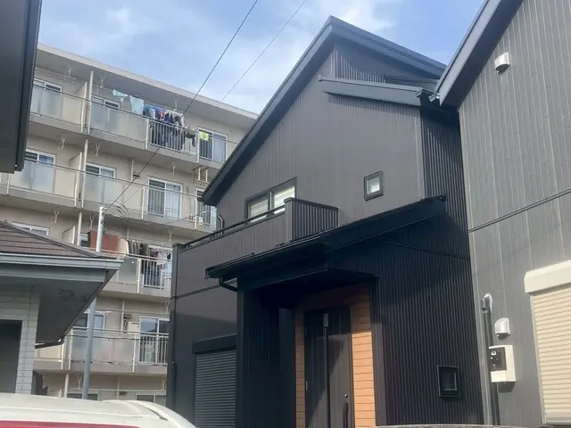 【船橋市 高根台】ブラックを基調とした木目調ブラウンを組み合わせた外壁カラー